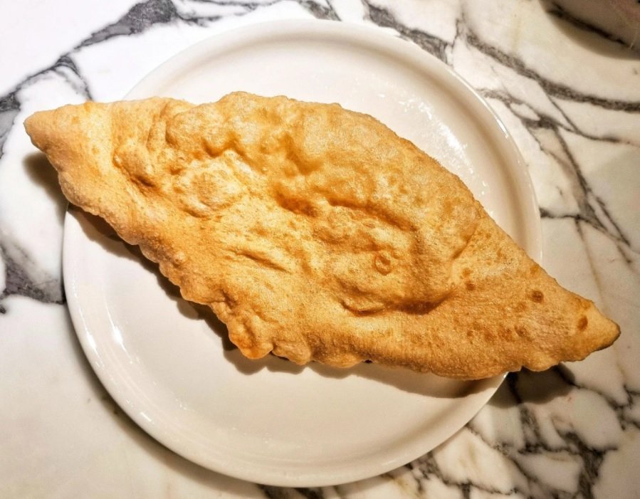 Lagun – Pizza Ripieno smażona w głębokim oleju, fot. Jemy w Łodzi