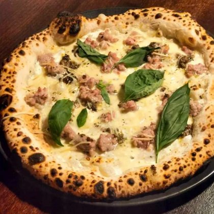 Pizza Bianca Tartufo con salsiccia, fot. Jemy w Łodzi