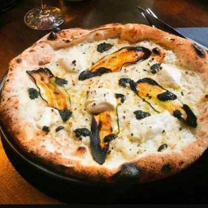 Pizza Bianca Tartufo con zucchine, fot. Jemy w Łodzi