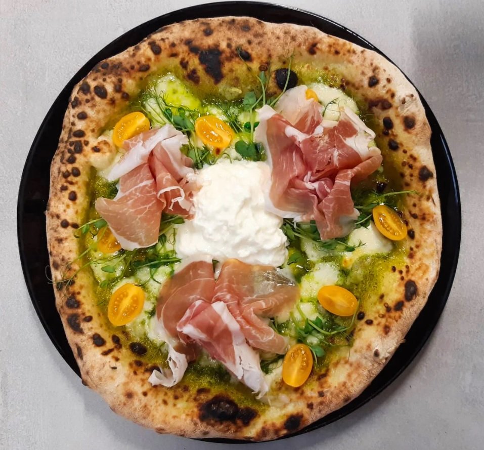 Pizza Francesca z liśćmi rzodkiewki, fot. Jemy w Łodzi