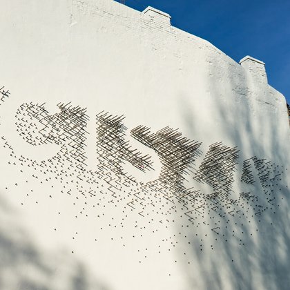 Instalacja artystyczna "Cisza" przy ul. Wólczańskiej 13, fot. ŁÓDŹ.PL