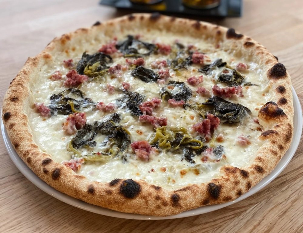 Pizza z neapolitańskimi brokułami i salsiccią, fot. Jemy w Łodzi