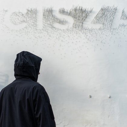 Instalacja artystyczna "Cisza" przy ul. Wólczańskiej 13, fot. ŁÓDŹ.PL