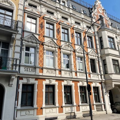 Napis na fasadzie kamienicy Karola Wutke przy ul. Jaracza 42, fot. Dorota Szczepańska