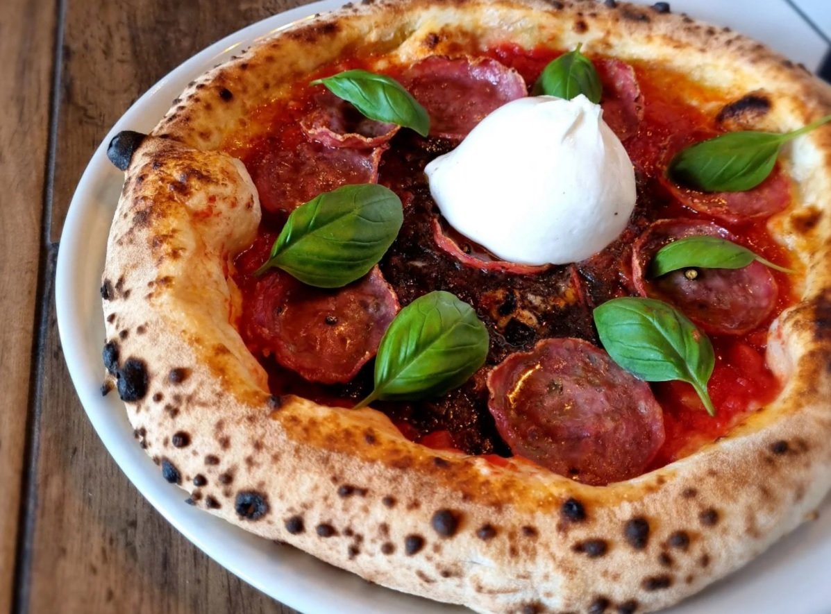 Pizza w stylu neapolitańskim Burrata Con Tartufo, fot. Jemy w Łodzi