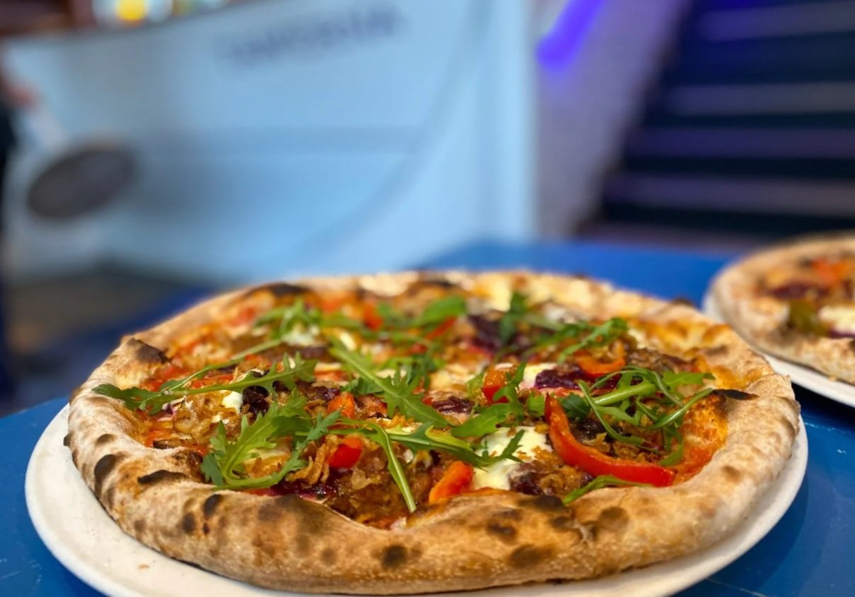 Pizza z burakiem, konfiturą z cebuli i polędwicą wieprzową, fot. Jemy w Łodzi