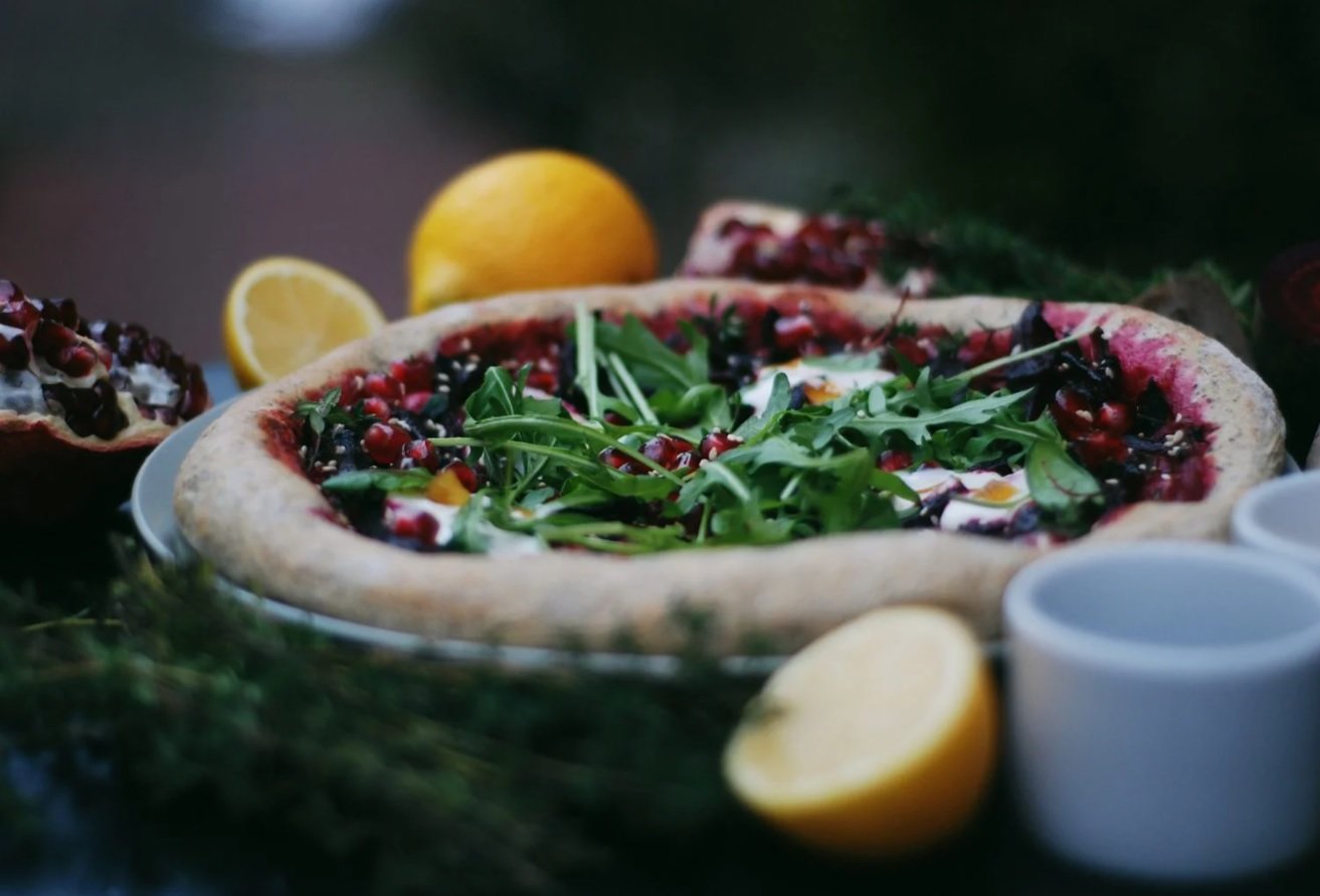 Pizza orkiszowa z makiem i burakami, fot. Jemy w Łodzi
